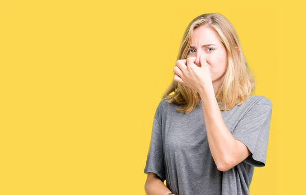 Mooie Jonge Vrouw Die Oversize Casual Shirt Geïsoleerde Achtergrond Iets — Stockfoto