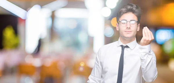 Młody Biznes Człowiek Noszenie Okularów Białym Tle Robi Włoski Gest — Zdjęcie stockowe