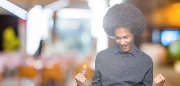 Gülümseyen Başarı Için Çığlık Genç Afro Amerikalı Adamı Afro Saçlı — Stok fotoğraf