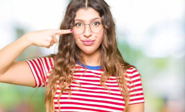 Mooie Jongedame Dragen Brillen Pointing Met Hand Vinger Naar Het — Stockfoto