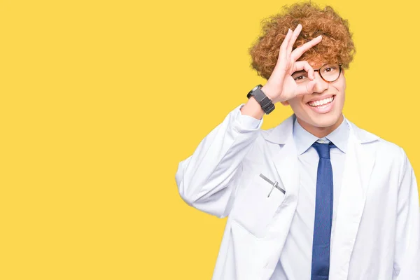 Giovane Scienziato Bello Uomo Con Gli Occhiali Facendo Gesto Con — Foto Stock