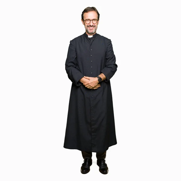 中年牧师男子穿着天主教长袍手在一起 手指交叉微笑轻松愉快 成功和乐观 — 图库照片