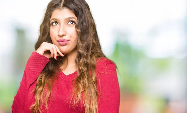 Junge Schöne Frau Rotem Pullover Mit Der Hand Kinn Nachdenklich — Stockfoto