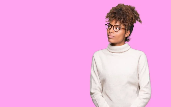 Hermosa Joven Afroamericana Mujer Usando Gafas Sobre Fondo Aislado Sonriendo —  Fotos de Stock