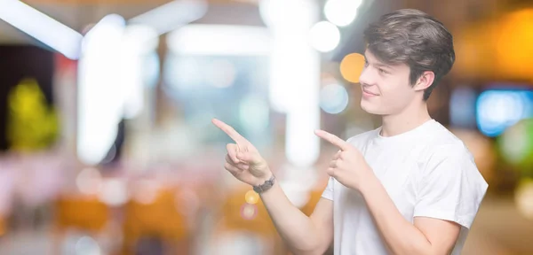 Jovem Bonitão Vestindo Camiseta Branca Casual Sobre Fundo Isolado Sorrindo — Fotografia de Stock