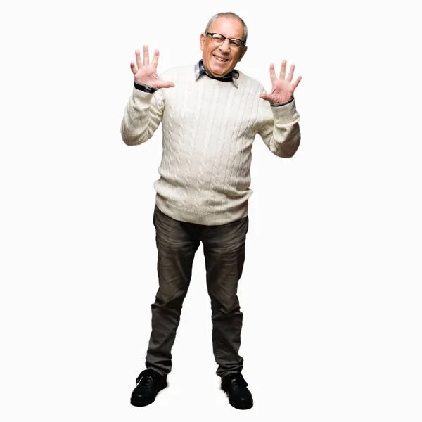 Knappe Senior Man Het Dragen Van Een Bril Winter Trui — Stockfoto