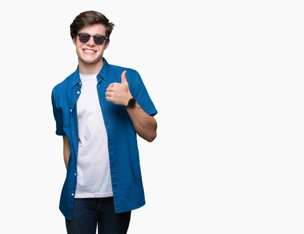 Joven Hombre Guapo Con Gafas Sol Sobre Fondo Aislado Haciendo —  Fotos de Stock
