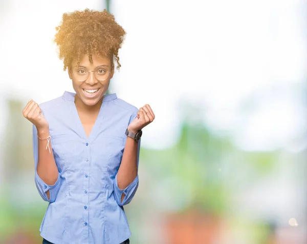 Mooie Jonge Afro Amerikaanse Zakenvrouw Geïsoleerde Achtergrond Vieren Verrast Verbaasd — Stockfoto