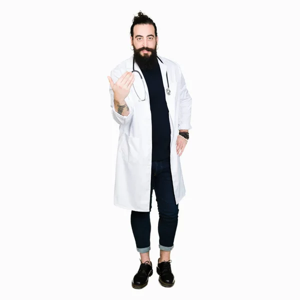 Γιατρός Μακριά Μαλλιά Φορώντας Ιατρική Παλτό Και Στηθοσκόπιο Νεύοντας Έρχονται — Φωτογραφία Αρχείου