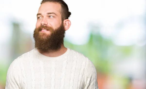 Junger Hipster Mann Winterpullover Lächelt Seite Seite Und Starrt Nachdenklich — Stockfoto