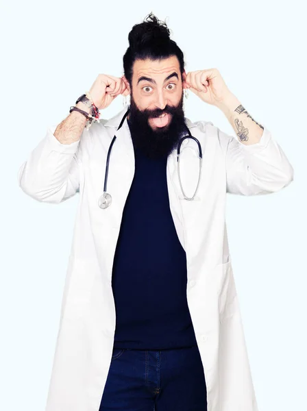 Arzt Mit Langen Haaren Arztkittel Und Stethoskop Lächelnd Die Ohren — Stockfoto