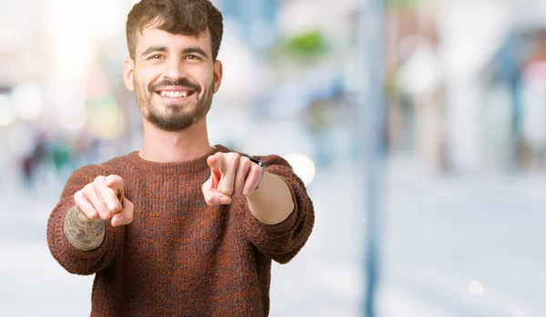 Jonge Knappe Man Dragen Winter Trui Geïsoleerd Background Pointing Aan — Stockfoto