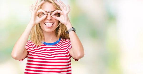 Mulher Bonita Usando Óculos Sobre Fundo Isolado Fazendo Gesto Como — Fotografia de Stock