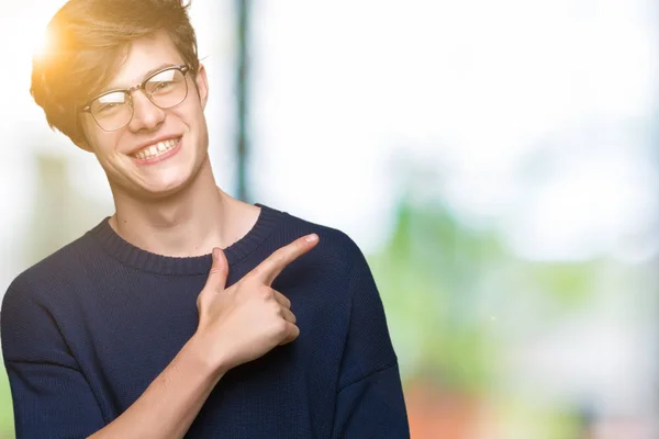 Jovem Homem Bonito Vestindo Óculos Sobre Fundo Isolado Alegre Com — Fotografia de Stock