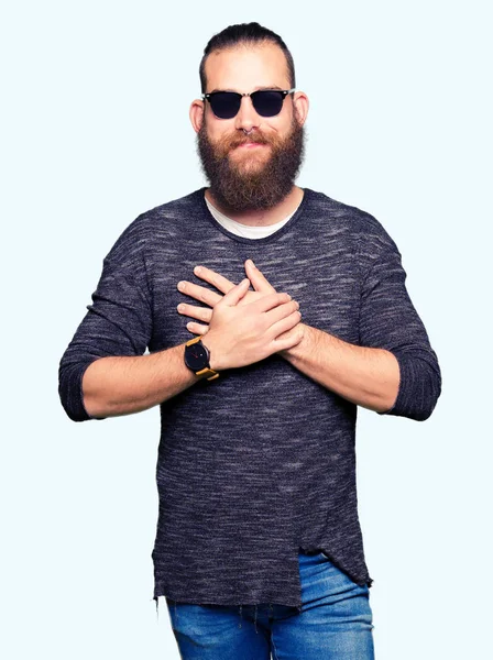 Homem Jovem Hipster Usando Óculos Sol Sorrindo Com Mãos Peito — Fotografia de Stock