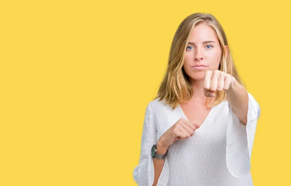 Hermosa Joven Elegante Mujer Sobre Fondo Aislado Puñetazo Puño Para — Foto de Stock