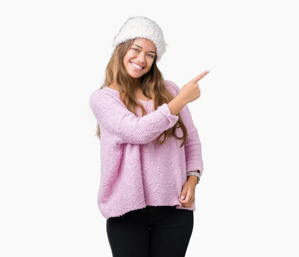 Μελαχρινή Νεαρή Όμορφη Γυναίκα Φορώντας Πουλόβερ Και Καπέλο Χειμώνα Πάνω — Φωτογραφία Αρχείου