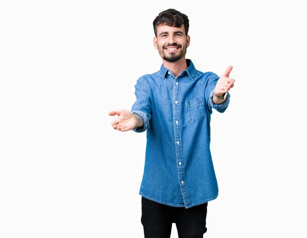 Jovem Homem Bonito Sobre Fundo Isolado Olhando Para Câmera Sorrindo — Fotografia de Stock