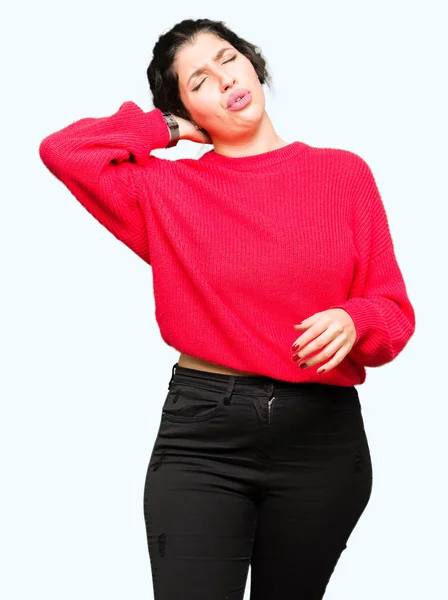 Junge Schöne Frau Rotem Pullover Und Dutt Mit Nackenschmerzen Berührung — Stockfoto