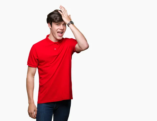 Jeune Bel Homme Portant Shirt Rouge Sur Fond Isolé Surpris — Photo