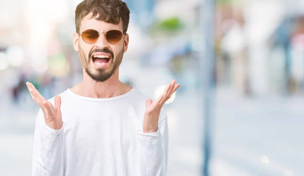 Giovane Bell Uomo Che Indossa Occhiali Sole Sfondo Isolato Celebrando — Foto Stock