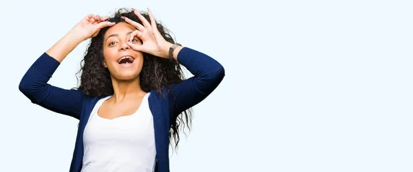 Menina Bonita Nova Com Cabelo Encaracolado Usando Óculos Sol Moda — Fotografia de Stock