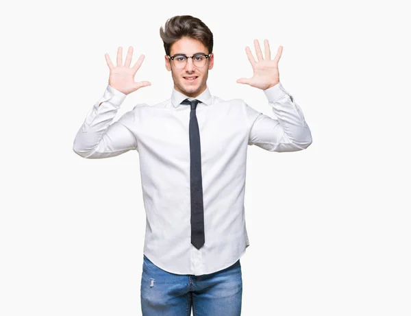 年轻商人戴着眼镜在孤立的背景显示和指着手指十 同时微笑自信和快乐 — 图库照片