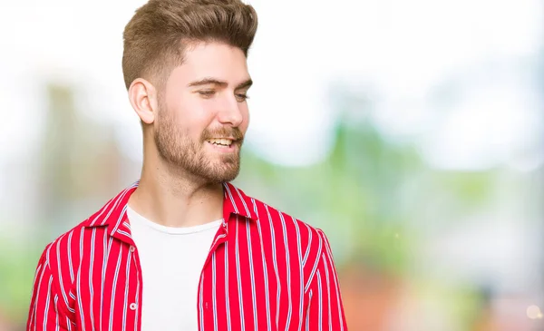 Joven Hombre Guapo Con Camisa Roja Mirando Hacia Lado Con — Foto de Stock