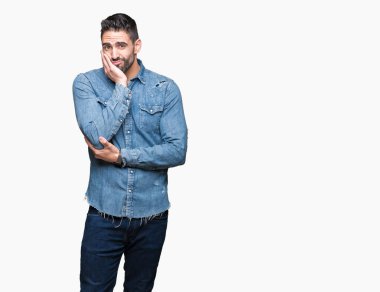 İzole arka plan düşünme seyir üzerinde genç yakışıklı adam yorgun ve sıkılmış çapraz silah depresyon sorunları ile.