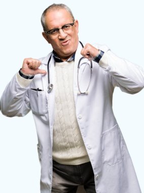 Yakışıklı üst düzey doktor adam yüz gülümseme ile kendine güvenen görünümlü tıbbi ceket giymiş, parmaklarıyla gurur ve mutlu kendini işaret.