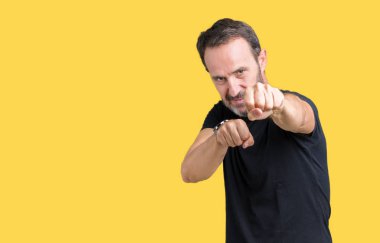 Yakışıklı orta yaş ağarmış komuta sizde izole arka plan kum yumruk kavga etmek, saldırgan ve kızgın saldırı, tehdit ve şiddet