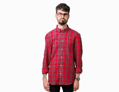 Komik surat ile yanakları şişirme izole arka plan üzerinde gözlük takan yakışıklı delikanlı. Ağız ile hava, deli ifade şişirilmiş.