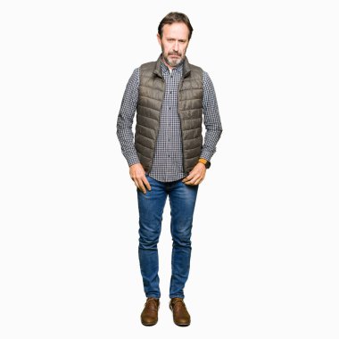 Orta Çağ yakışıklı adam kış yelek giyiyor depresif ve sıkıntı için endişe, ağlayan öfkeli ve korkuyor. Üzücü ifade.