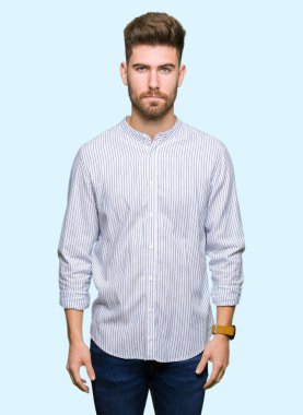 Yakışıklı delikanlı şüpheci ve sorun nedeniyle gergin, papatyanın üzgün. Negatif kişi.