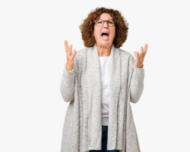 Ceket ve gözlük izole arka plan çılgın ve kızgın bağırarak ve agresif ifade ve silah kaldırdı bağırmaya üzerinde giyen güzel orta ager üst düzey kadın. Hayal kırıklığı kavramı.