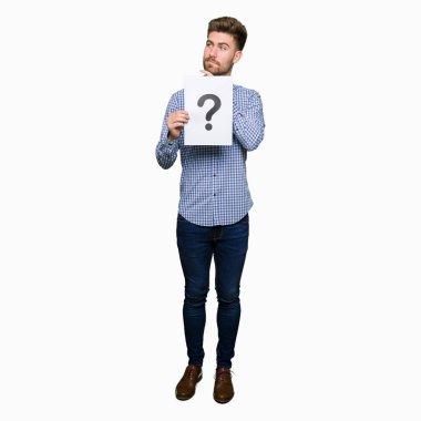 Genç yakışıklı bir soru işareti ciddi bir yüz düşünce hakkında soru, çok karışık bir fikir ile holding Kağıt adam