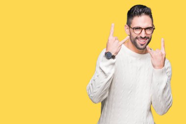 Deli ifade rock simge elle yapıyor ile bağırarak izole arka plan üzerinde gözlük takan yakışıklı delikanlı. Müzik yıldızı. Ağır kavramı.