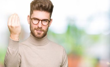 El ve parmak emin ifade ile İtalyan jest yapıyor giyen genç yakışıklı iş adamı gözlük