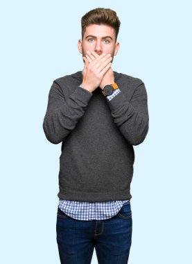 Genç yakışıklı zarif adam ağız hata için elleriyle kapsayan şok. Gizli kavramı.