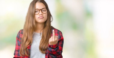 Ceket ve gözlük takan genç ve güzel bir esmer kadın izole arka planda orta parmağını gösteriyor, kaba ve kaba bir ifade sergiliyor.