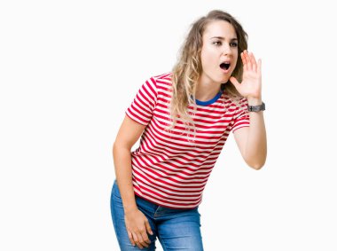 Güzel sarışın genç kadın bağırarak ve ağzı üzerinde el ile yan için çığlık izole arka plan üzerinde. İletişim kavramı.