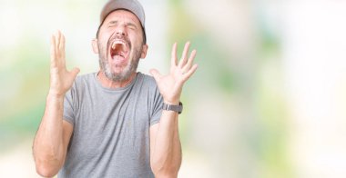 Yakışıklı orta yaş komuta sizde Spor şapkası üzerinde arka plan deli kutluyor izole ve crazy arms ile başarı için kaldırdı ve heyecanlı çığlık gözleri kapalı ağarmış. Kazanan kavramı