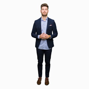 Genç yakışıklı bussines eller topla adamım ve rahat ve neşeli gülümseyen parmak çarpı işareti. Başarı ve iyimser