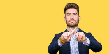 Genç yakışıklı bussines ret ifade geçiş parmakları eksi işareti yapıyor adamım