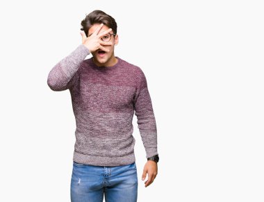 Mahcup ifadeyle parmaklarımın arasından seyir yüz ve gözler el ile kapsayan şok bakmak izole arka plan üzerinde gözlük takan genç yakışıklı adam.