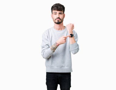 Acele işaretleme izlemek için zaman, sabırsızlık, üzgün ve kızgın son tarih gecikme için izole arka plan üzerinde sweatshirt giyen genç yakışıklı adam