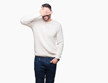 Gülümsüyor ve gözleri için sürpriz kapsayan yüz el ile gülüyor izole arka plan üzerinde gözlük takan yakışıklı delikanlı. Kör kavramı.