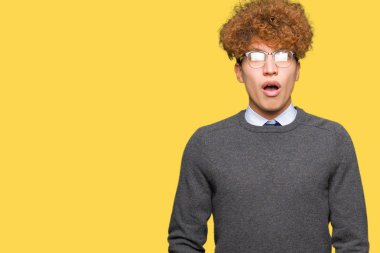 Genç yakışıklı iş adamı afro saçlı gözlüklü korkuyor ve sürpriz ifade, korku ve heyecan yüz ile şok.