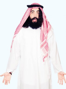 Arap iş adamı uzun saç giyen geleneksel keffiyeh eşarp ile korkuyor ve sürpriz ifade ile şok korku ve yüz heyecanlı.