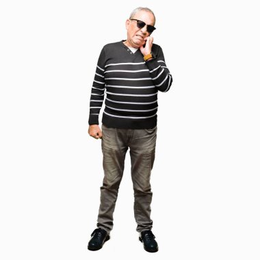 Kış kazak ve stresli ve gergin ile güneş gözlüğü takan yakışıklı komuta sizde tırnak ısırma dudaklarından eller. Anksiyete sorunu.